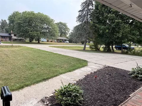 Exterior - 5347 Mapletree Dr, Flint, MI 48532 photo 3 of 8