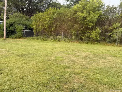 Exterior - 5347 Mapletree Dr, Flint, MI 48532 photo 8 of 8