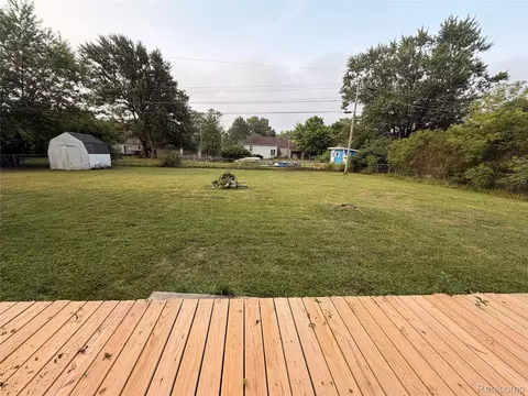 Exterior - 5347 Mapletree Dr, Flint, MI 48532 photo 6 of 8