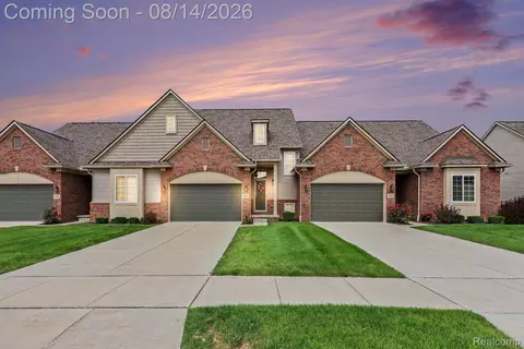 950 Sloane Ct, White Lake, MI 48386