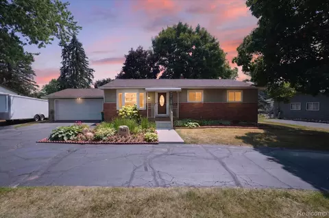 925 Seymour Lake Rd, Oxford, MI 48371