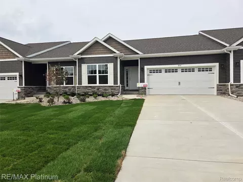 832 Oakwood Cir #34, Fenton, MI 48430
