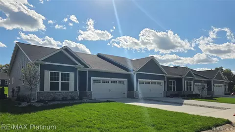 832 Oakwood Cir #34, Fenton, MI 48430