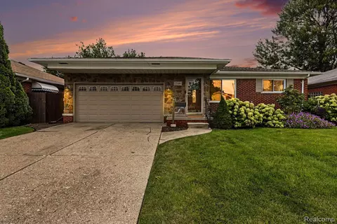 22406 Barton St, Saint Clair Shores, MI 48081
