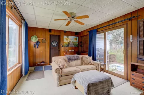 Exterior - 910 School St, Clawson, MI 48017 photo 1 of 4