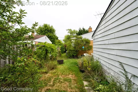 Exterior - 910 School St, Clawson, MI 48017 photo 3 of 4
