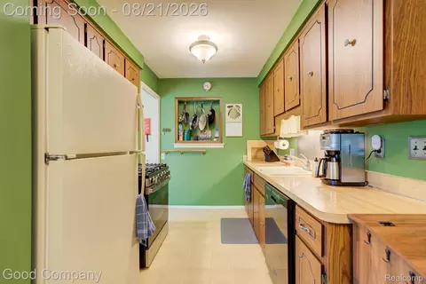Kitchen - 910 School St, Clawson, MI 48017 photo 2 of 4