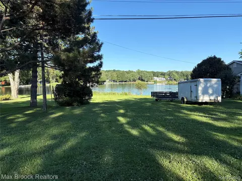 1105 Pinecrest Dr, White Lake, MI 48386