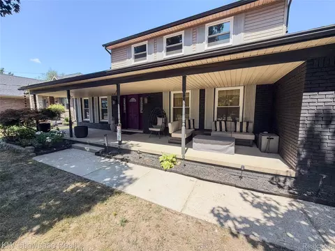 32480 Pembroke St, Livonia, MI 48152