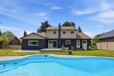 32480 Pembroke St, Livonia, MI 48152