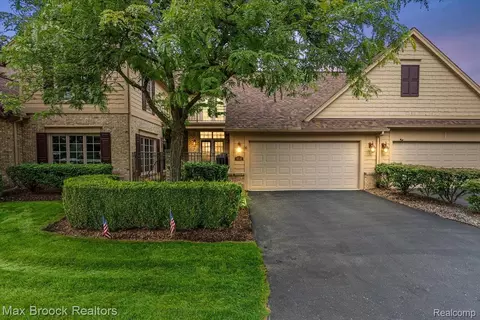 654 Deauville Lane Ln, Bloomfield Hills, MI 48304