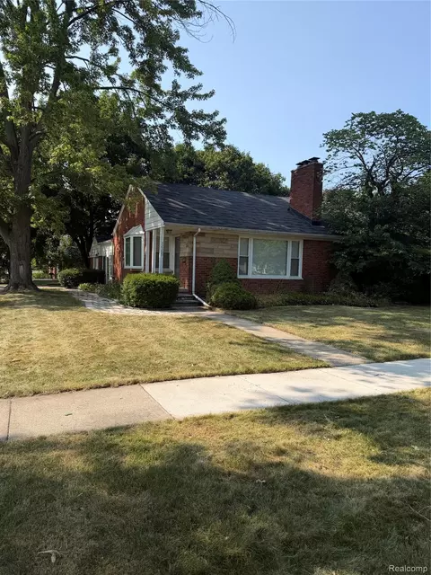 32305 Arlington Dr, Beverly Hills, MI 48025