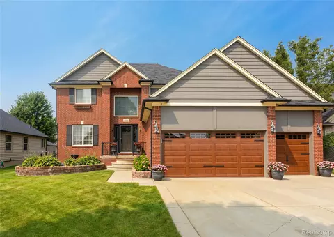 53599 Ashley Dr, New Baltimore, MI 48047