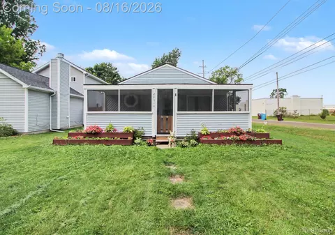 Exterior - 4512 Treadwell St, Wayne, MI 48184 photo 4 of 5