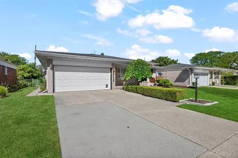 32429 Whitley Cir, Warren, MI 48088