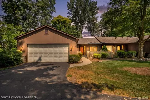 1032 Oak Pointe Dr, Waterford, MI 48327