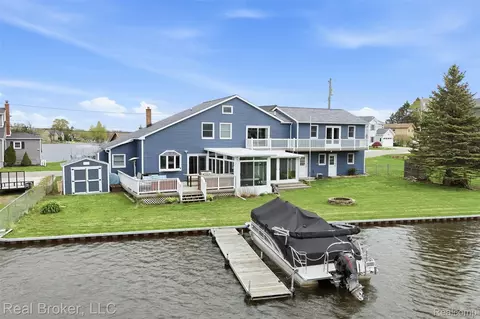 2299 Kingston St, White Lake, MI 48386