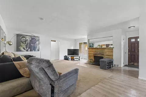Living - 3216 Circle Dr, Flint, MI 48507 photo 1 of 3