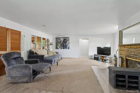 Living - 3216 Circle Dr, Flint, MI 48507 photo 2 of 3