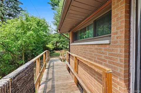 Exterior - 3216 Circle Dr, Flint, MI 48507 photo 3 of 7