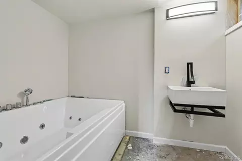 Bath - 3216 Circle Dr, Flint, MI 48507 photo 4 of 4
