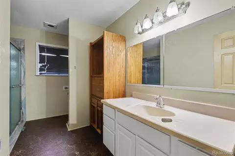 Bath - 3216 Circle Dr, Flint, MI 48507 photo 1 of 4