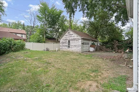 8233 E Outer Dr, Detroit, MI 48213 photo 5