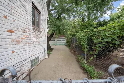 8233 E Outer Dr, Detroit, MI 48213 photo 6