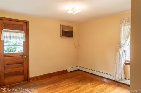 Bedroom - 29386 Walnut St, Flat Rock, MI 48134 photo 5 of 7
