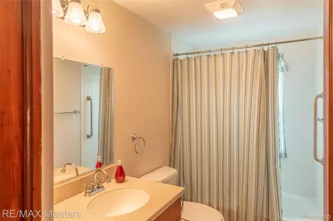 Bath - 29386 Walnut St, Flat Rock, MI 48134 photo 3 of 4