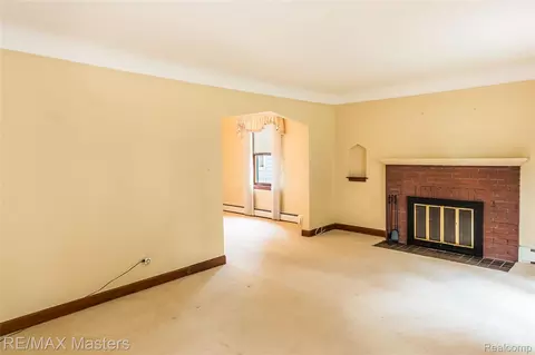 Living - 29386 Walnut St, Flat Rock, MI 48134 photo 4 of 4