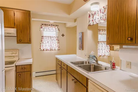 Kitchen - 29386 Walnut St, Flat Rock, MI 48134 photo 2 of 2