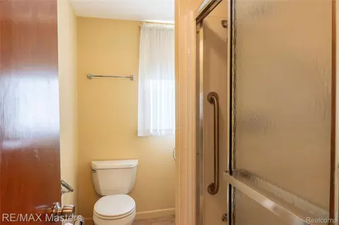 Bath - 29386 Walnut St, Flat Rock, MI 48134 photo 1 of 4