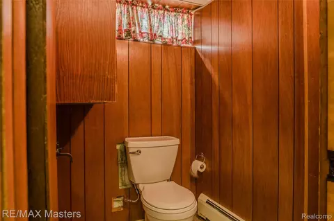 Bath - 29386 Walnut St, Flat Rock, MI 48134 photo 4 of 4