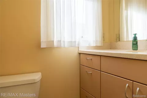 Bath - 29386 Walnut St, Flat Rock, MI 48134 photo 2 of 4