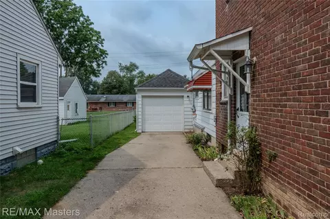 Exterior - 29386 Walnut St, Flat Rock, MI 48134 photo 2 of 6