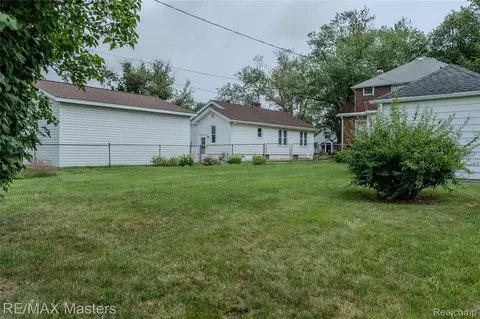 Exterior - 29386 Walnut St, Flat Rock, MI 48134 photo 5 of 6