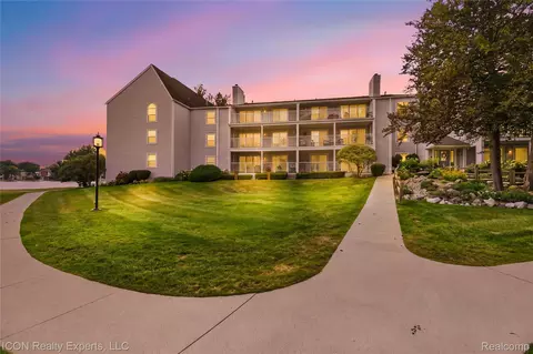 3559 Port Cove Dr #27, Waterford, MI 48328