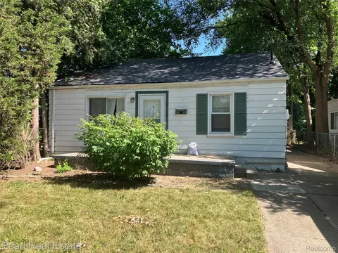 20485 Elkhart St, Harper Woods, MI 48225