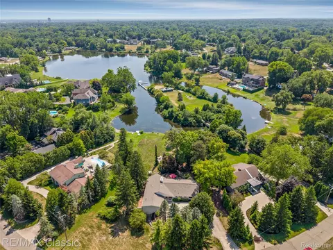 6600 Valley Spring Rd, Bloomfield Hills, MI 48301
