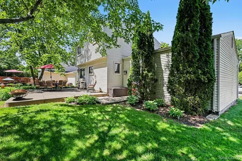 Exterior - 1683 Dancer Dr, Rochester Hills, MI 48307 photo 8 of 8