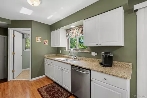 Kitchen - 1683 Dancer Dr, Rochester Hills, MI 48307 photo 2 of 4