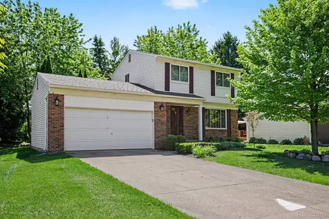 Exterior - 1683 Dancer Dr, Rochester Hills, MI 48307 photo 2 of 8