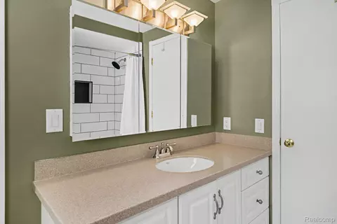 Bath - 1683 Dancer Dr, Rochester Hills, MI 48307 photo 3 of 4