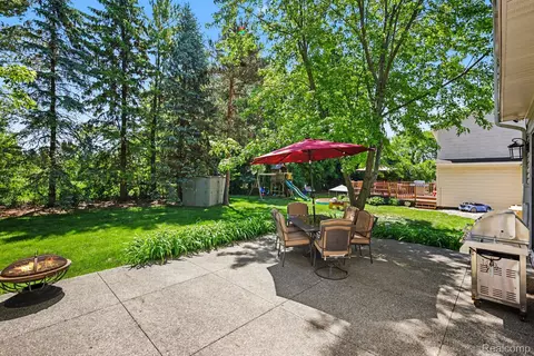 Exterior - 1683 Dancer Dr, Rochester Hills, MI 48307 photo 6 of 8