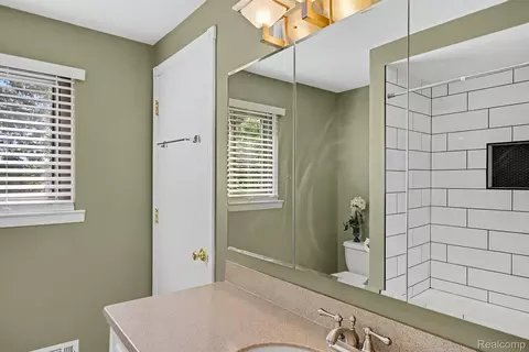 Bath - 1683 Dancer Dr, Rochester Hills, MI 48307 photo 2 of 4