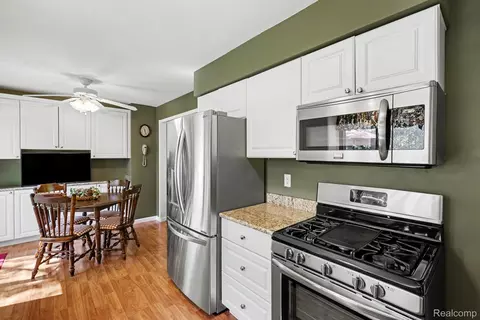 Kitchen - 1683 Dancer Dr, Rochester Hills, MI 48307 photo 4 of 4