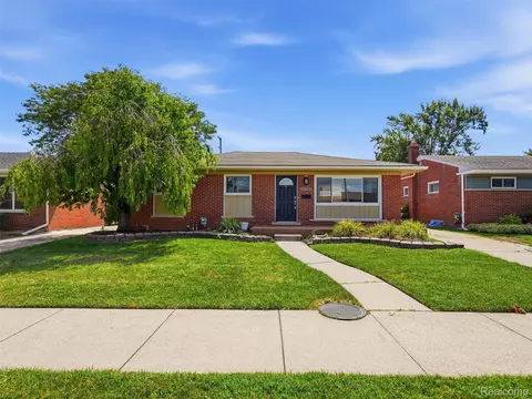 21736 Timberidge St, Saint Clair Shores, MI 48082
