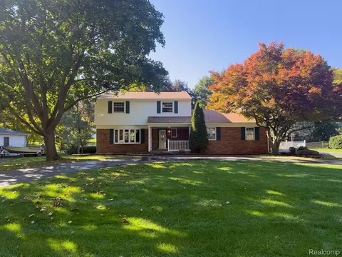 1353 Alhi St, Waterford, MI 48328