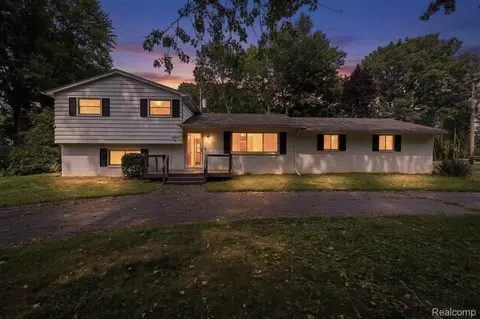 2720 Merelus Dr, Waterford, MI 48329